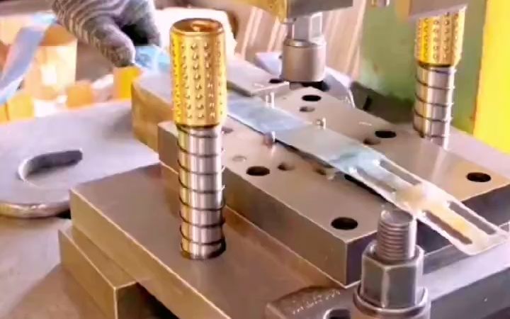 沖壓模具加工現場實錄 從鋼板到精密模具的誕生